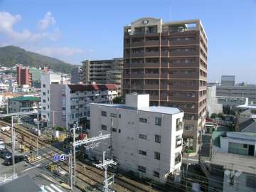 周辺は駅前の商業地です。