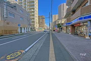 敷地の西側前面道路は県道332号線です（南側から）。