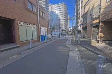 敷地の北側前面道路（東側から）