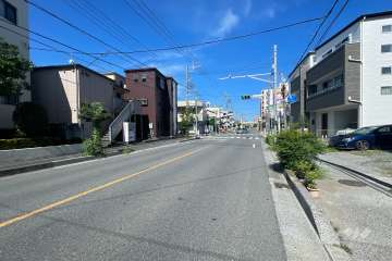 敷地の北側前面道路（東側から）