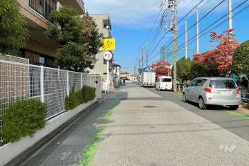 敷地の東側前面道路（南側から）