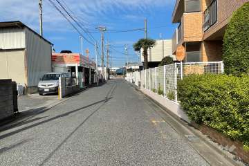 敷地の西側前面道路（南側から）