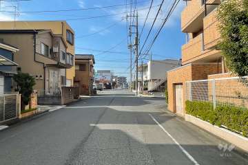 敷地の南側前面道路（東側から）
