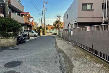 敷地北東側の前面道路（北西側から）