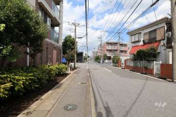 敷地の南東側前面道路（南西側から）