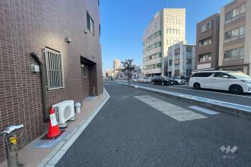 敷地の東側前面道路（南側から）