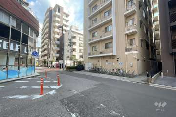 敷地の北側前面道路（西側から）