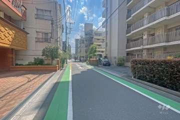 敷地の北側前面道路（西側から）