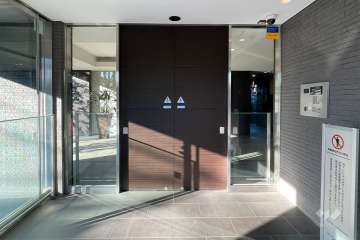 エントランスはオートロック付きです。