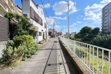 敷地の西側前面道路（南側から）