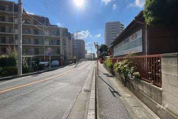 敷地の西側前面道路（北側から）