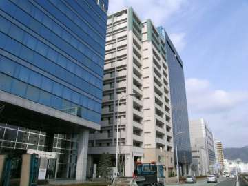 敷地の東側は新御堂筋に面しています。