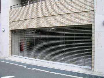 シャッター付きの駐車場