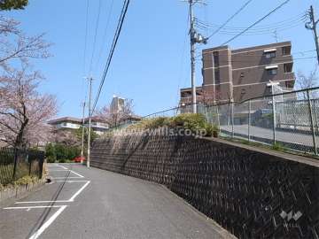 高台に立地し、敷地北側には半町南公園があります。