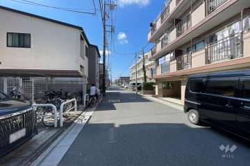 敷地の南側前面道路（東側から）