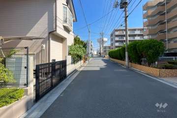 敷地の南側前面道路（西側から）