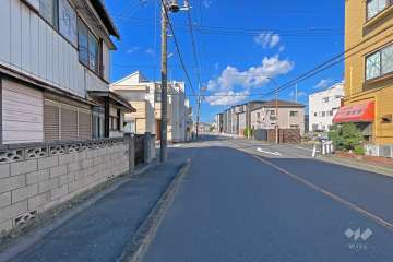 敷地の東側前面道路（南側から）
