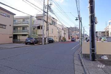 敷地南側の前面道路（東側から）