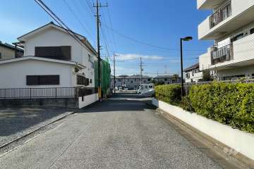 敷地の南側前面道路（東側から）