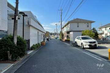 敷地の北側前面道路（東側から）