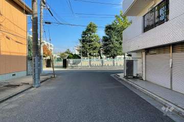 敷地の北側前面道路（西側から）