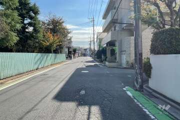 敷地の東側前面道路（北側から）