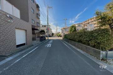 敷地の北側前面道路（東側から）