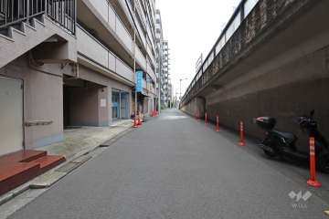 敷地北側の前面道路（東側から）