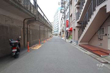 敷地北側の前面道路（西側から）