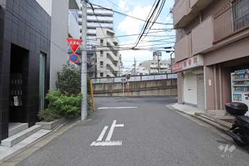 敷地西側の前面道路（南側から）