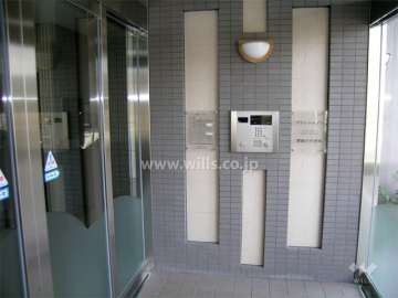 エントランスはオートロック付きです。