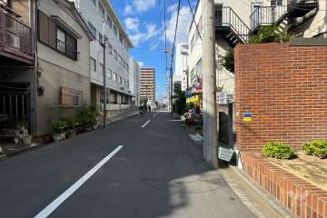 敷地西側の前面道路