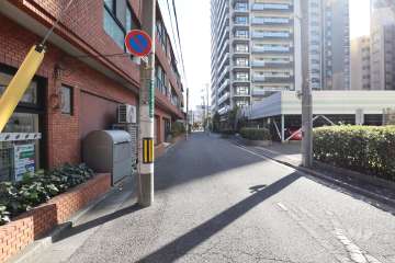 敷地西側の前面道路　