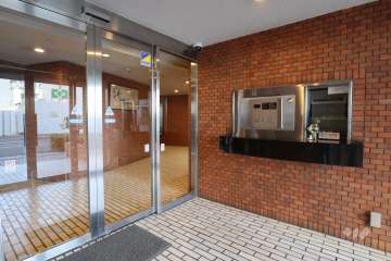 エントランスはオートロック付きです。