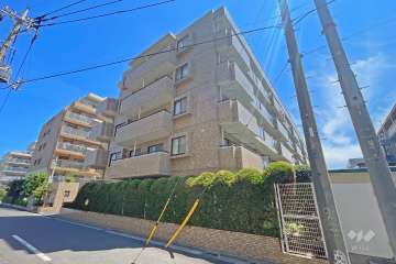 川口原町第２ローヤルコーポの外観（南西側から）