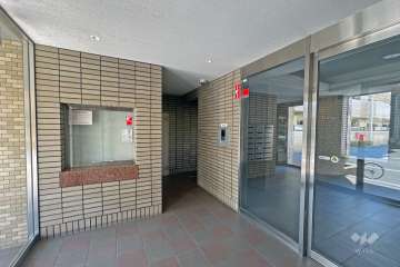 エントランスはオートロック付きです。