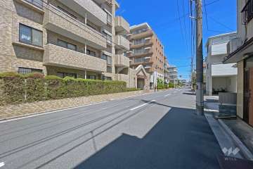敷地の東側前面道路（南側から）