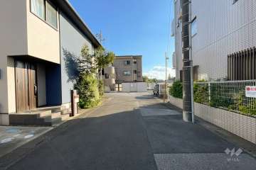 敷地東側の前面道路（北側から）