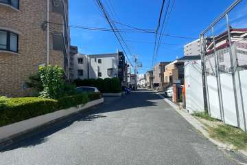 敷地の北側前面道路（東側から）