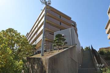 ライオンズマンション箕面瀬川の外観（北東側から）