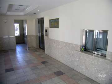 エントランスはオートロック付きです。