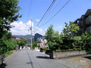 敷地の西側の前面道路