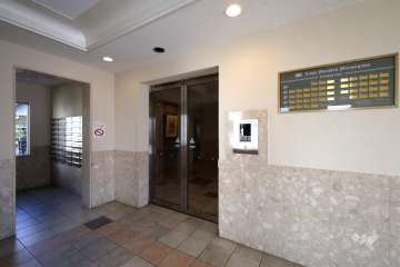 エントランスはオートロック付きです。