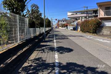 敷地北東側の前面道路（南東側から）