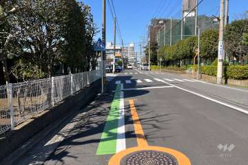 敷地東側の前面道路（南側から）