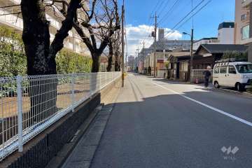 敷地南西側の前面道路（北西側から）