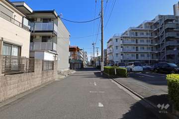 敷地北側の前面道路（西側から）