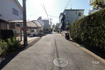 敷地東側の前面道路（北側から）