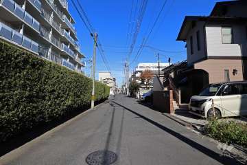 敷地東側の前面道路（南側から）