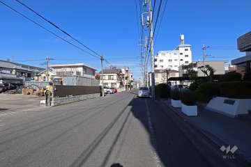 敷地西側の前面道路（南側から）